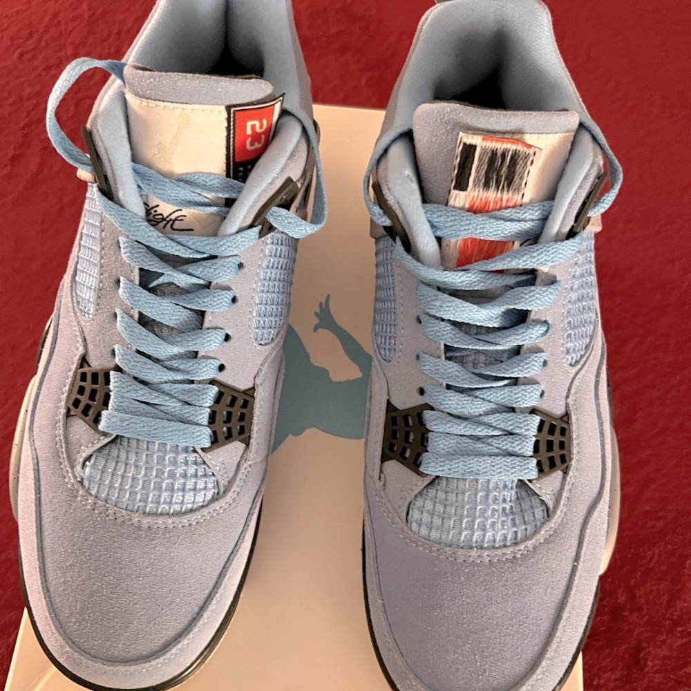 Hard to find Air Jordan Retro 4 North Carolina Blue Size 9.5